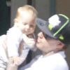 Willow dans les bras de son papa Carey Hart à la sortie d'un restaurant de Malibu, le 7 avril 2012.