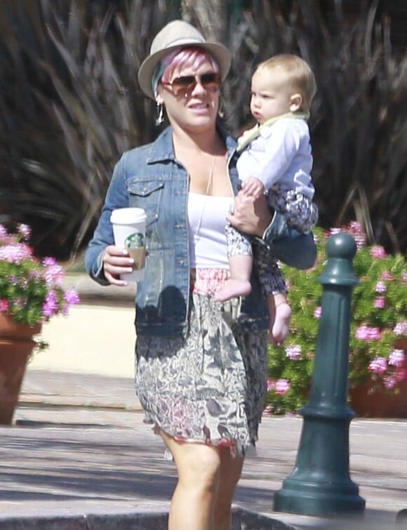 Willow dans les bras de sa maman à la sortie d'un restaurant de Malibu, le 7 avril 2012.