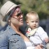 Willow dans les bras de sa maman Pink à la sortie d'un restaurant de Malibu, le 7 avril 2012.