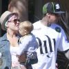 Pink et Carey Hart à Malibu avec leur fille Willow, le 7 avril 2012.