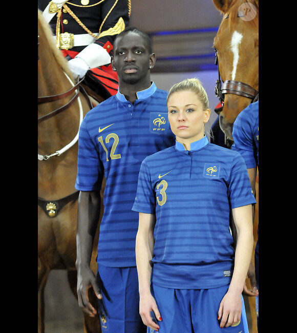 Mamadou Sakho et Laure Boulleau présentent le nouveaux maillot de l'équipe de France au manège du quartier des Célestins de la Garde Républicaine à Paris le 16 avril 2012