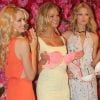 Lindsay Ellingson, Erin Heatherton et Toni Garrn, les trois Victoria's Secret's Angels, se muent en vendeuses de charme dans la boutique de la marque à SoHo. New York, le 17 avril 2012.