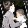 Sandra Bullock porte son fils Louis à Los Angeles le 17 avril 2012