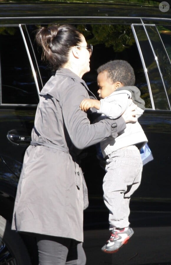 Sandra Bullock porte son fils Louis à Los Angeles le 17 avril 2012