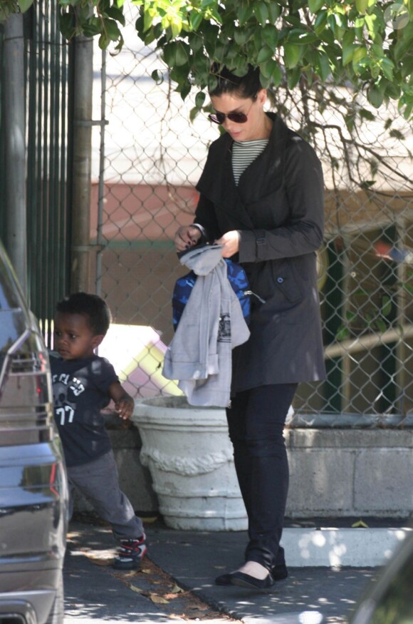 Complices, Sandra Bullock et son fils Louis à Los Angeles le 17 avril 2012