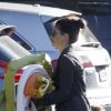 Sandra Bullock les bras chargés de cadeaux pour son fils Louis à Los Angeles le 17 avril 2012