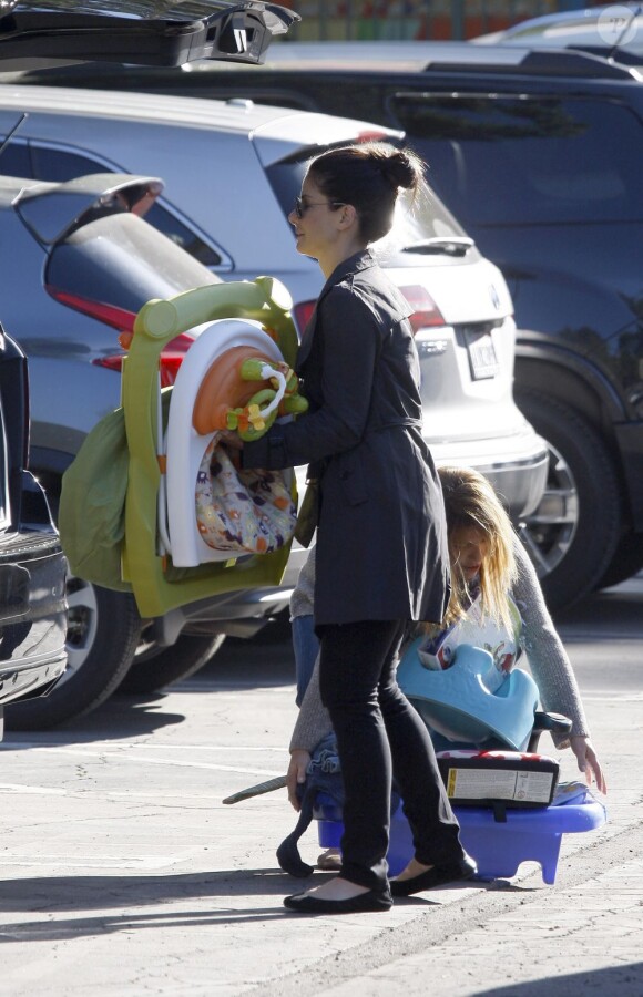 Sandra Bullock les bras chargés de cadeaux pour son fils Louis à Los Angeles le 17 avril 2012