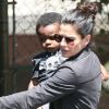 Sandra Bullock tient fort son fils Louis dans ses bras à Los Angeles le 17 avril 2012