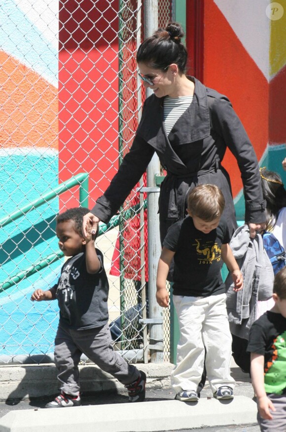 Sandra Bullock et son fils Louis à Los Angeles le 17 avril 2012