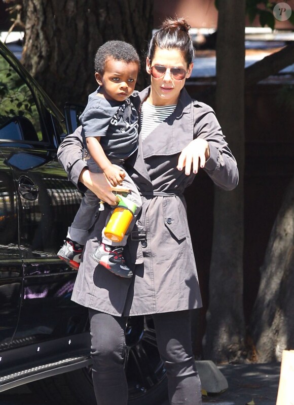 Sandra Bullock va chercher son fils Louis à l'école le 17 avril 2012 à Los Angeles