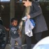 Sandra Bullock va chercher son fils Louis à l'école le 17 avril 2012 à Los Angeles
