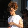 Rihanna réussit à allier short et talons de 15 cm. Une performance ! Miami, décembre 2011