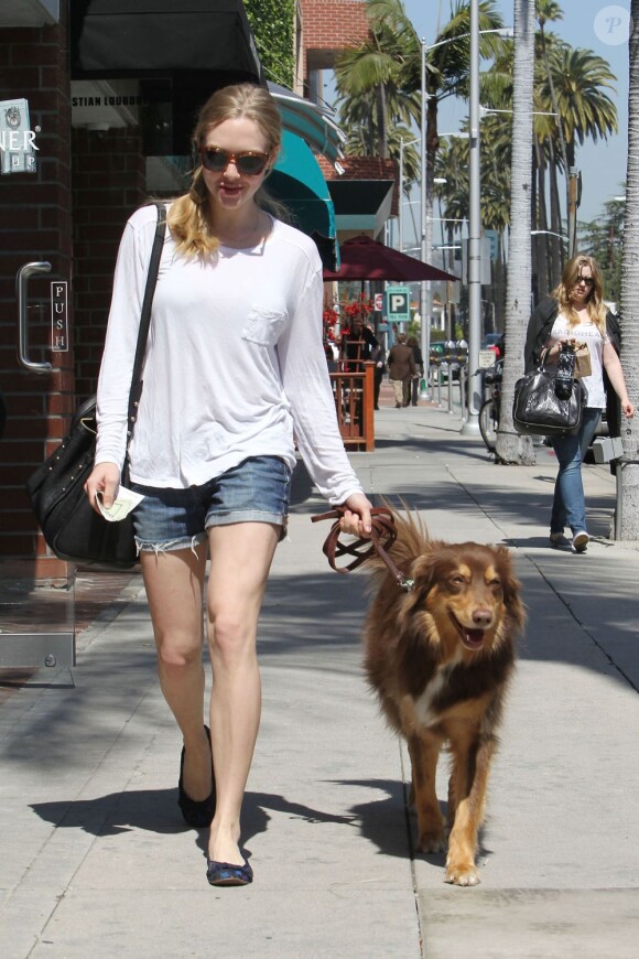 Amanda Seyfried adopte un look casual pour promener son chien. On la copie ! Los Angeles, avril 2012
