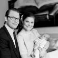 A un mois du baptême (le 22 mai 2012) de la princesse Estelle de Suède, la Maison royale a dévoilé le 20 avril 2012 de nouveaux portraits du bébé de la princesse Victoria et du prince Daniel, ainsi que des détails sur l'événement.
