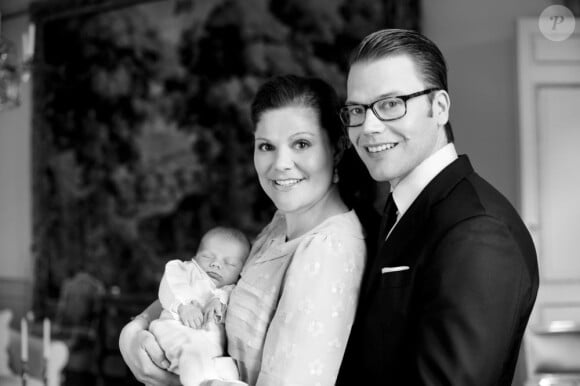 Avant le baptême (le 22 mai 2012) de la princesse Estelle de Suède, la Maison royale a dévoilé le 20 avril 2012 de nouveaux portraits du bébé de la princesse Victoria et du prince Daniel, ainsi que des détails sur l'événement.