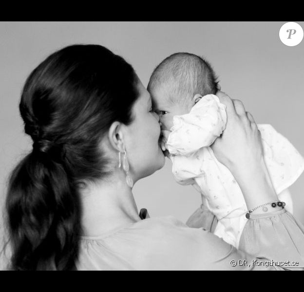 La princesse Estelle de Suède et sa maman la princesse Victoria déjà fusionnelles...
A un mois du baptême (le 22 mai 2012) de la princesse Estelle de Suède, la Maison royale a dévoilé le 20 avril 2012 de nouveaux portraits du bébé de la princesse Victoria et du prince Daniel, ainsi que des détails sur l'événement.