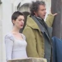 Les Misérables : Anne Hathaway, méconnaissable, chante avec Hugh Jackman
