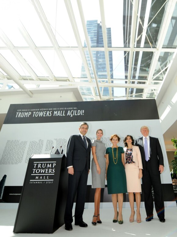 Donald Trump et sa fille Ivanka, vice-présidente du département Développement et Acquisitions au sein de la Trump Organization, inauguraient à Istanbul le Trump Towers Mall, le 20 avril 2012.