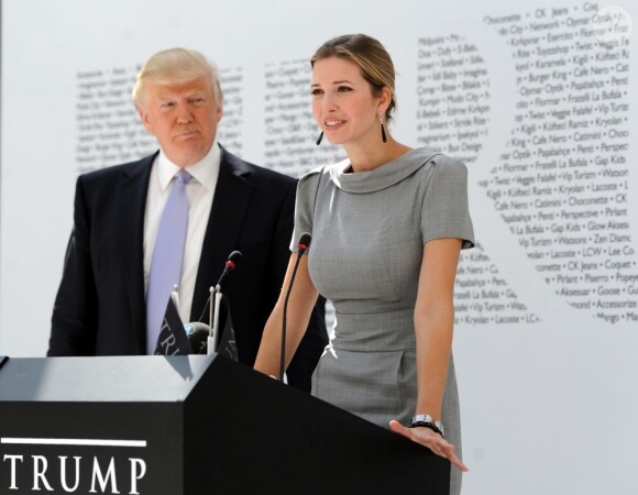 Ivanka Trump, sous le regard de son père Donald Trump, inaugurait en sa qualité de vice-présidente du département Développement et Acquisitions au sein de la Trump Organization le Trump Towers Mall d'Istanbul, le 20 avril 2012.