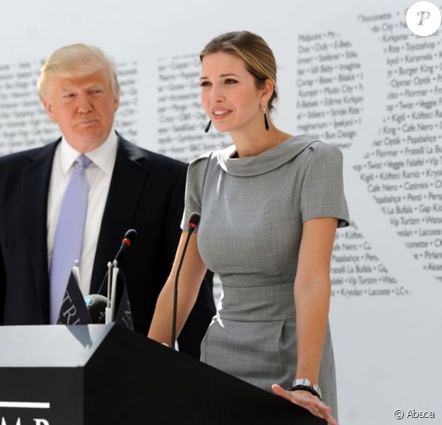 Ivanka Trump, sous le regard de son père Donald Trump, inaugurait en sa qualité de vice-présidente du département Développement et Acquisitions au sein de la Trump Organization le Trump Towers Mall d'Istanbul, le 20 avril 2012.