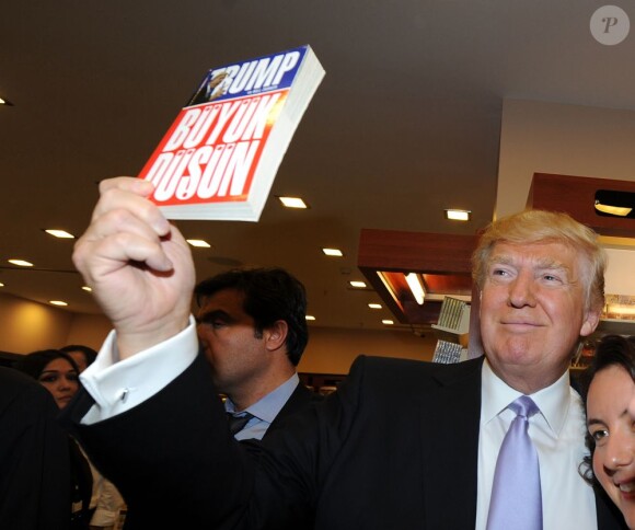 Un livre à la gloire de Trump dans le centre commercial Trump, étonnant ! Donald Trump et sa fille Ivanka Trump, vice-présidente du département Développement et Acquisitions au sein de la Trump Organization, inauguraient à Istanbul le Trump Towers Mall, le 20 avril 2012.