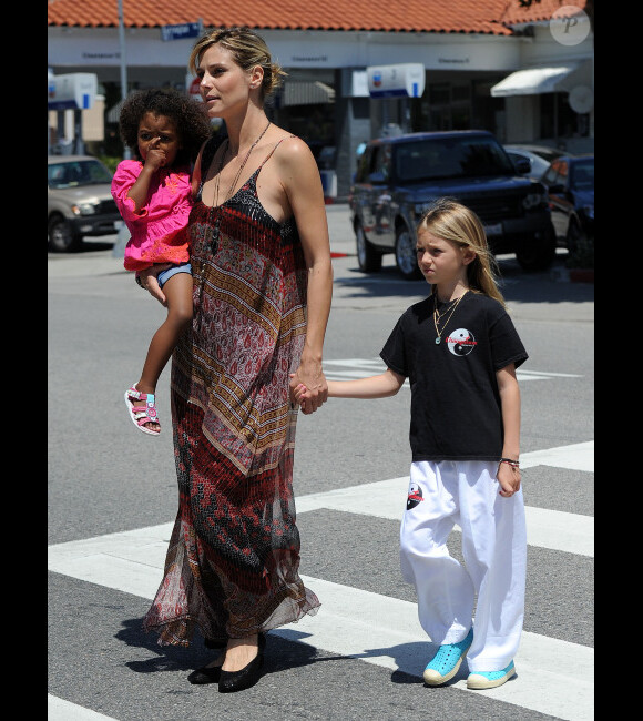 Heidi Klum était photographiée accompagnant ses trois enfants, Leni, Henry et Johan, à leur cours de karaté. Los Angeles, samedi 21 avril.