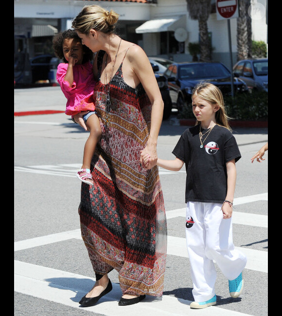 Heidi Klum accompagne trois de ses enfants, Leni, Henry et Johan, à leur cours de karaté, à Los Angeles, ce samedi 21 avril.