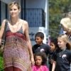 Heidi Klum était photographiée accompagnant ses trois enfants, Leni, Henry et Johan, à leur cours de karaté, à Los Angeles, ce samedi 21 avril.