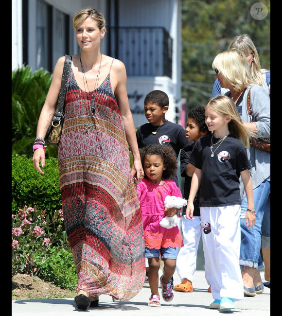 Heidi Klum était photographiée accompagnant ses trois enfants, Leni, Henry et Johan, à leur cours de karaté, à Los Angeles, ce samedi 21 avril.