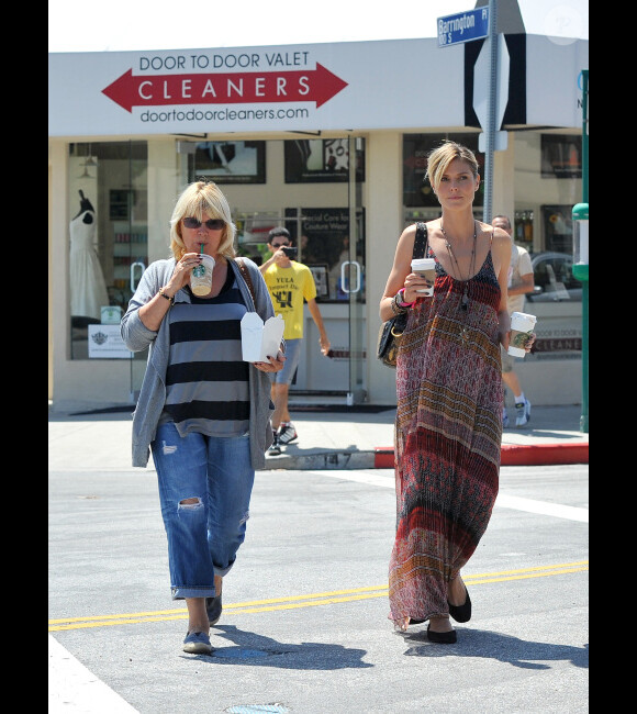 Heidi Klum et sa maman Emma savourent un café, à Los Angeles, ce samedi 21 avril.