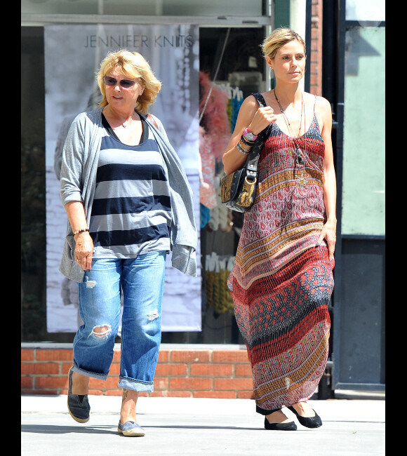 Heidi Klum et sa maman Emma savourent un café, à Los Angeles, ce samedi 21 avril.