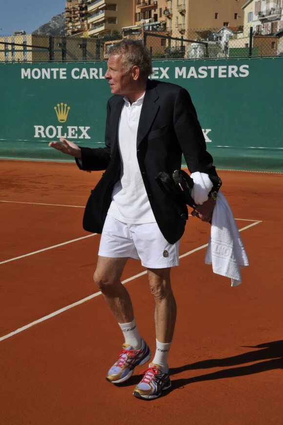 Patrick Poivre d'Arvor à Monaco le 21 avril 2012 pour un match exhibition avec le prince Albert II de Monaco, Arnaud Boetsch et Guy Forget, dans le cadre du Rolex Masters 1000 de Monte-Carlo.