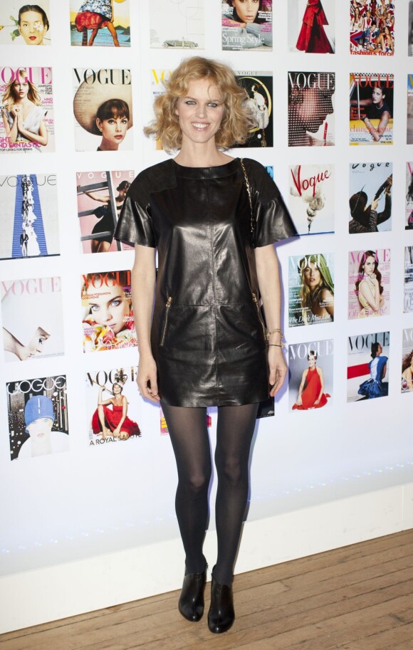 Eva Herzigova, ravissante dans sa robe en cuir, assistait au cocktail d'ouverture du Vogue Festival à Londres. Le 20 avril 2012.