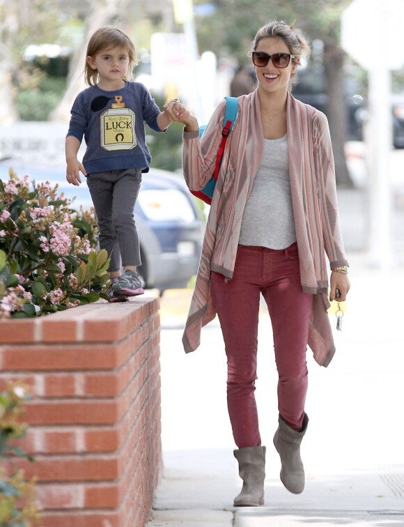 Alessandra Ambrosio et sa fille Anja à Los Angeles, le 15 mars 2012.