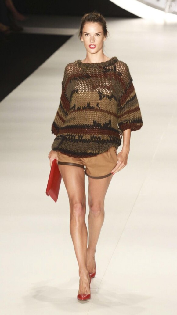 Alessandra Ambrosio, enceinte, défilait pour Colcci lors de la fashion week de Sao Paulo. Le 22 janvier 2012.