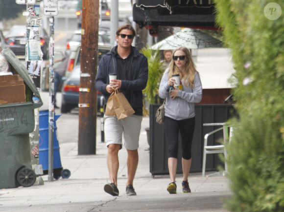 La jolie Amanda Seyfried et Josh Hartnett prennent leur petit-déjeuner à Los Feliz, le 23 avril 2012