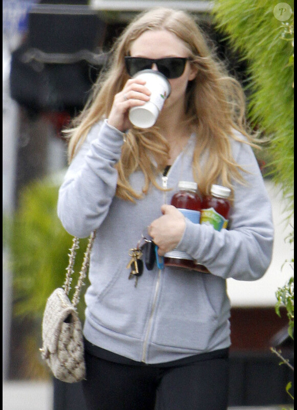 Amanda Seyfried sirote son café à Los Feliz, le 23 avril 2012