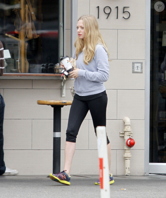 Amanda Seyfried prend son petit-déjeuner à Los Feliz, le 23 avril 2012