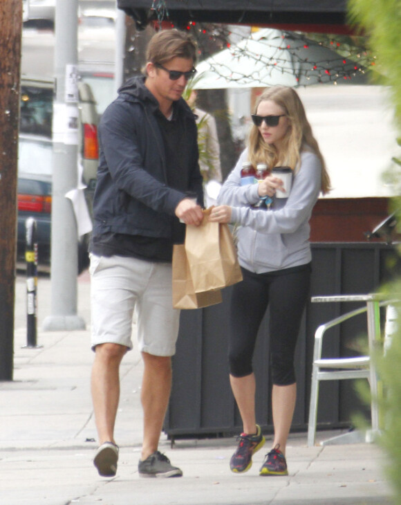 Amanda Seyfried et Josh Hartnett prennent leur petit-déjeuner à Los Feliz, le 23 avril 2012. Retour de flamme pour le couple ?