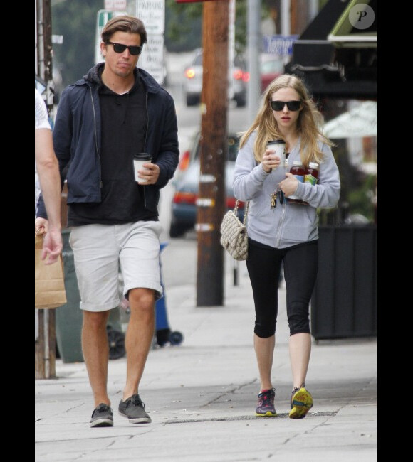 Amanda Seyfried et Josh Hartnett prennent leur petit-déjeuner à Los Feliz, le 23 avril 2012