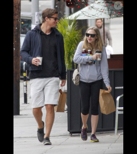 Amanda Seyfried et Josh Hartnett prennent leur petit-déjeuner à Los Feliz, le 23 avril 2012