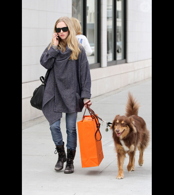 Amanda Seyfried et son chien Finn font du shopping, à Los Angeles, le 23 avril 2012