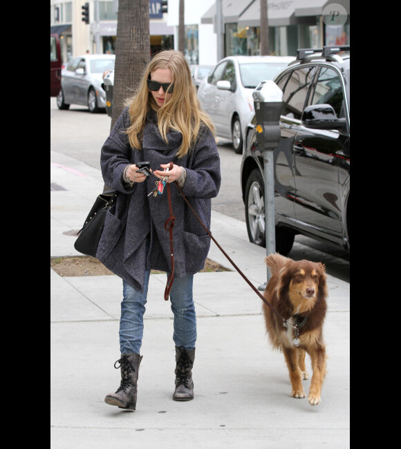 Amanda Seyfried et son chien Finn font du shopping, à Los Angeles, le 23 avril 2012