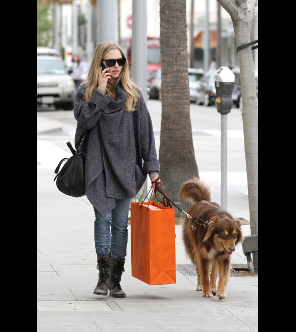Amanda Seyfried et son chien Finn font du shopping, à Los Angeles, le 23 avril 2012