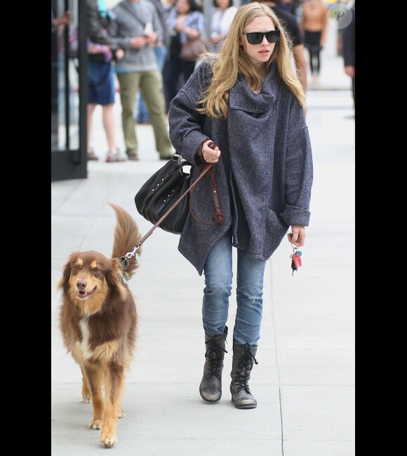 Amanda Seyfried et son chien Finn font du shopping, à Los Angeles, le 23 avril 2012
