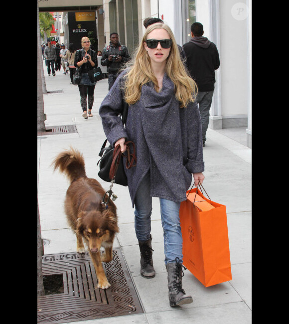 Amanda Seyfried et son chien Finn font du shopping, à Los Angeles, le 23 avril 2012