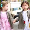 Les jumelles de Sarah Jessica Parker, Marion et Tabitha, s'amusent comme des folles en compagnie de leur nounou sur le chemin de l'école à New York le 24 avril 2012