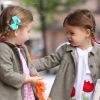 Les jumelles de Sarah Jessica Parker, Marion et Tabitha, s'amusent comme des folles en compagnie de leur nounou sur le chemin de l'école à New York le 24 avril 2012