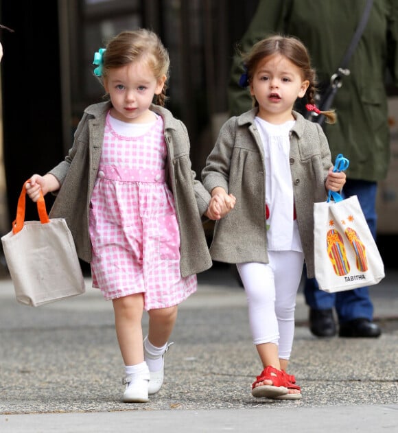 Les jumelles de Sarah Jessica Parker, Marion et Tabitha, sont à croquer en se promenant main dans la main sur le chemin de l'école à New York le 24 avril 2012