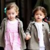 Les adorables jumelles de Sarah Jessica Parker, Marion et Tabitha, s'amusent comme des folles en compagnie de leur nounou sur le chemin de l'école à New York le 24 avril 2012